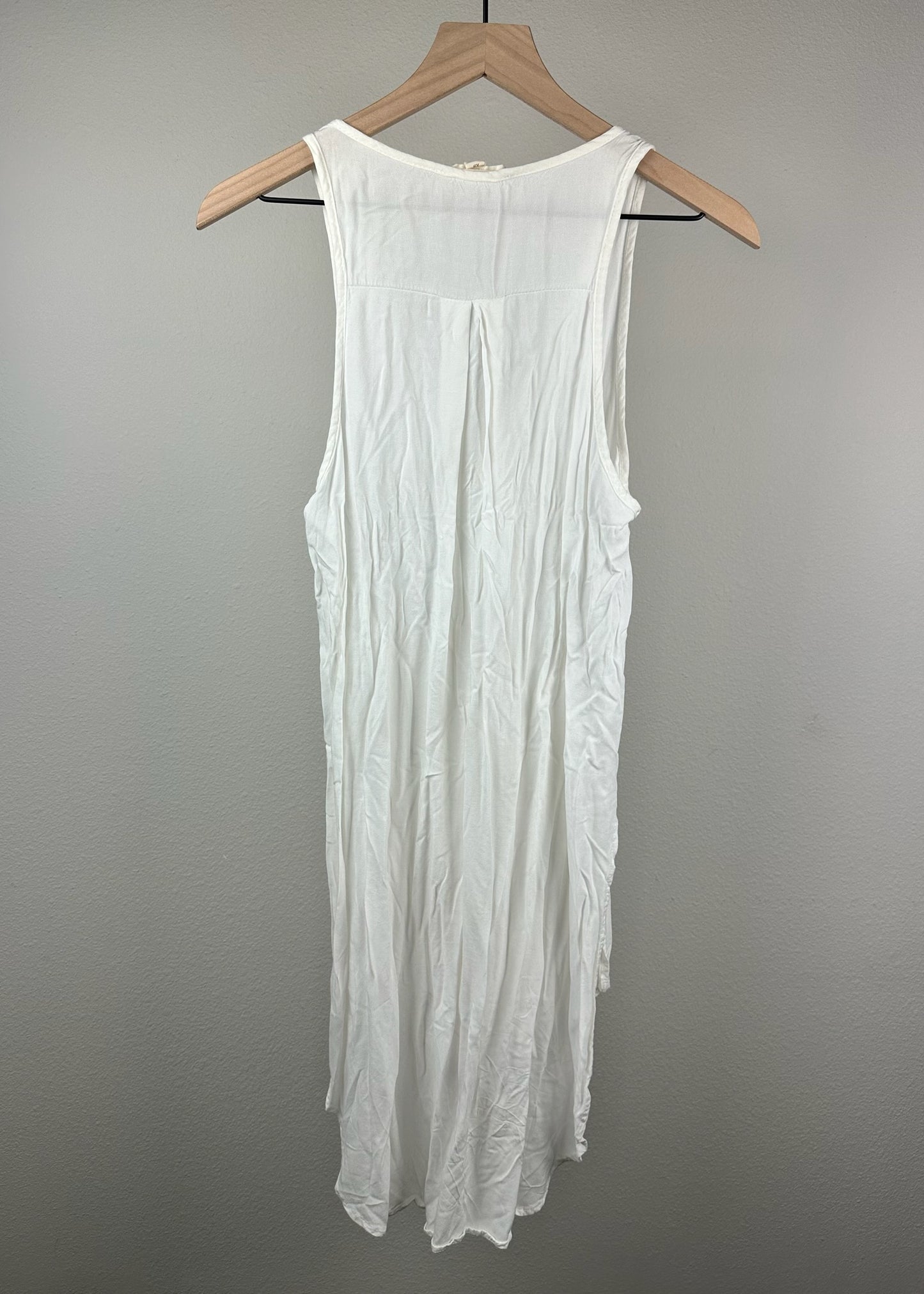 White Sleeveless High-Low Button Up By Painted Threads