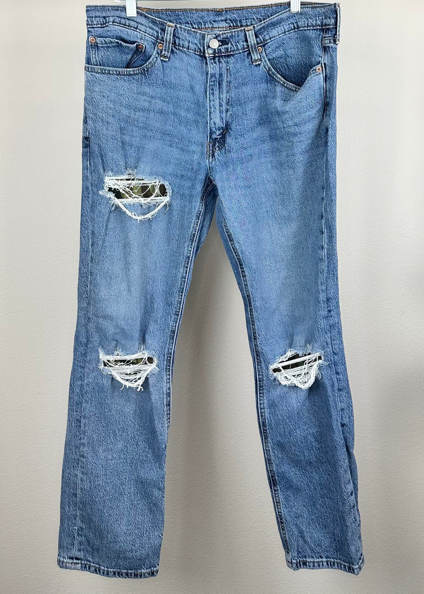 Distressed Camo Patch Levi Jeans