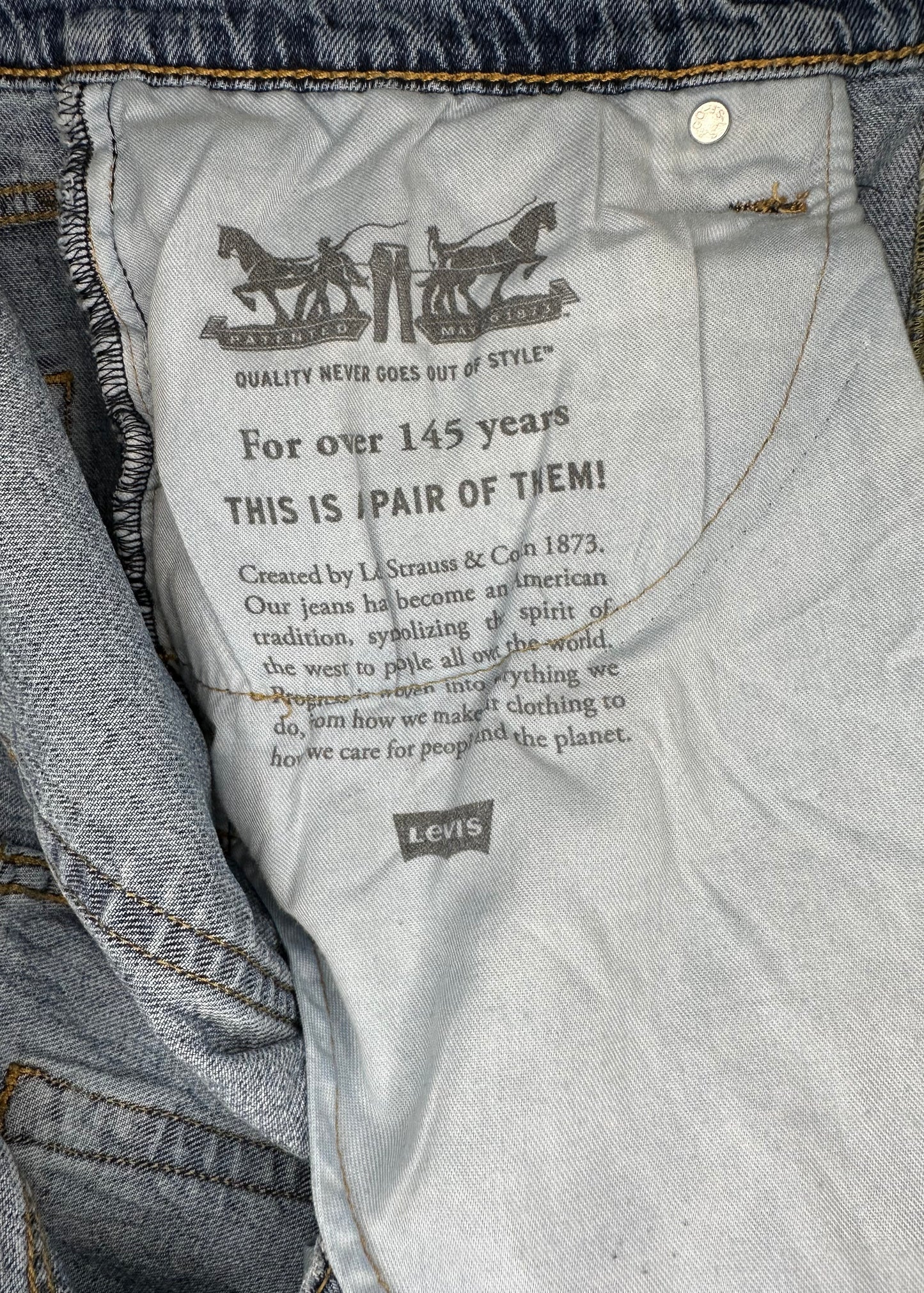 Distressed Camo Patch Levi Jeans
