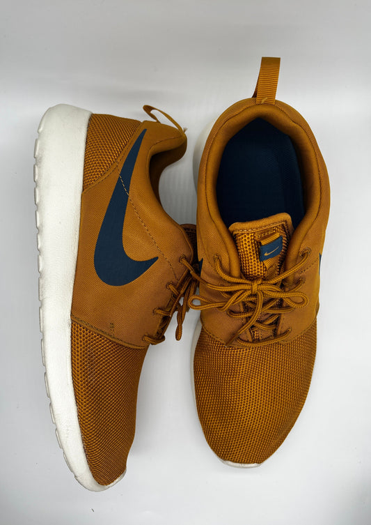 Mens Navy and Gold Roshe By Nike