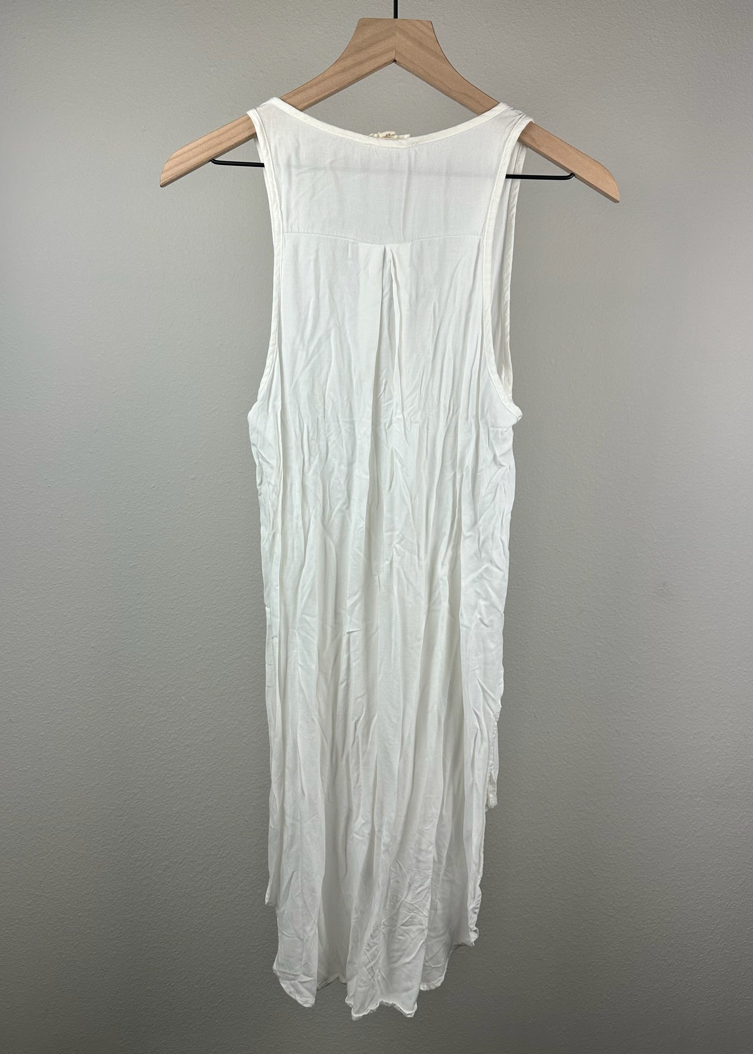 White Sleeveless High-Low Button Up By Painted Threads
